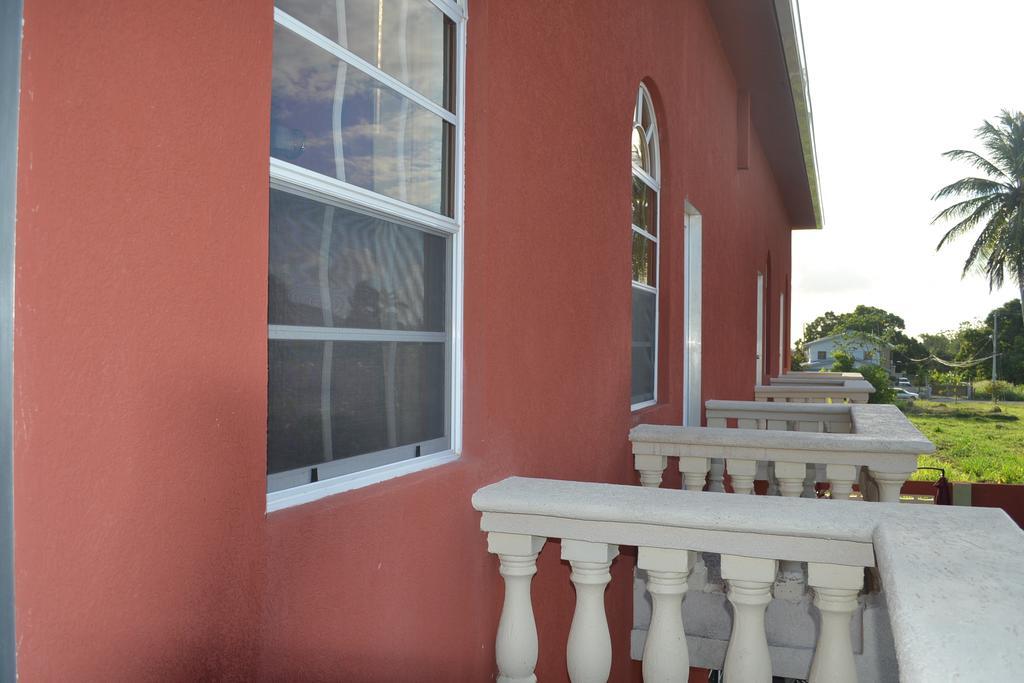 Montecristo Inn Piarco 外观 照片