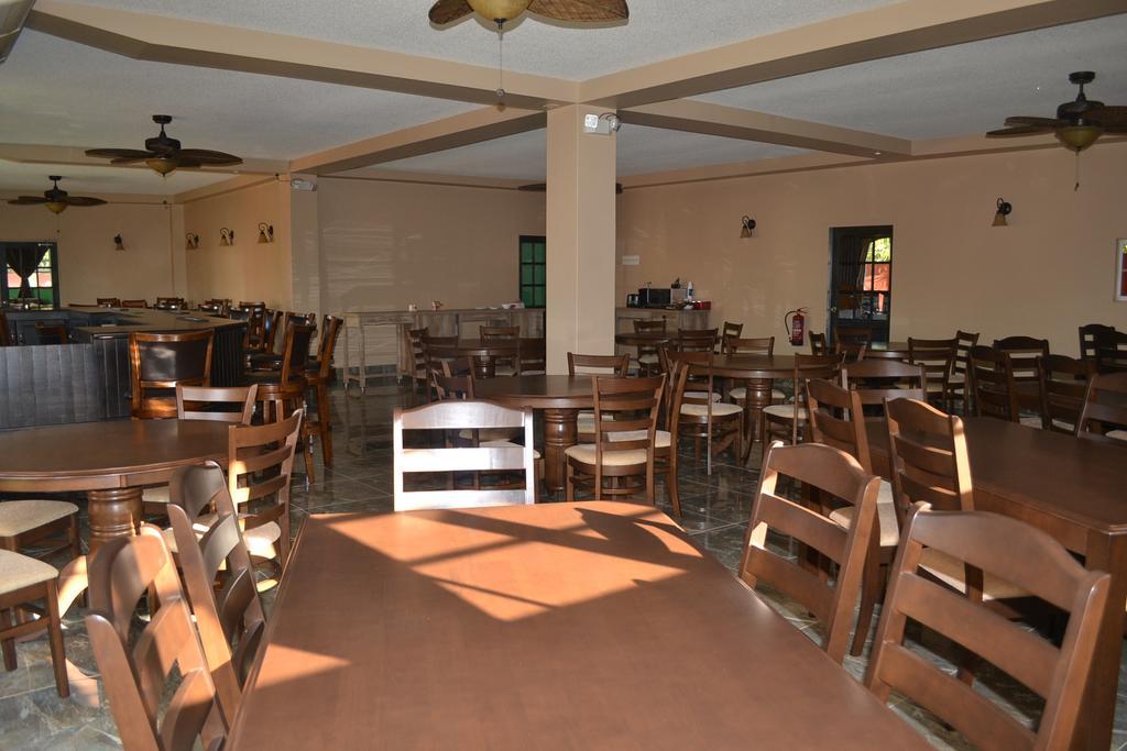 Montecristo Inn Piarco 外观 照片