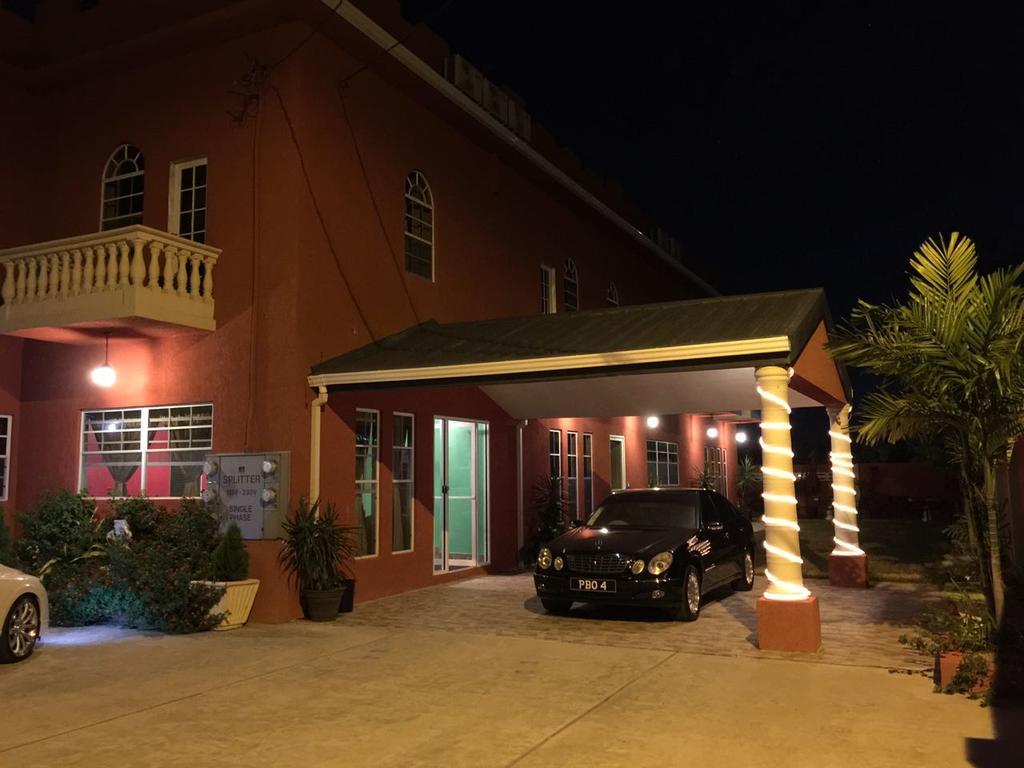 Montecristo Inn Piarco 外观 照片